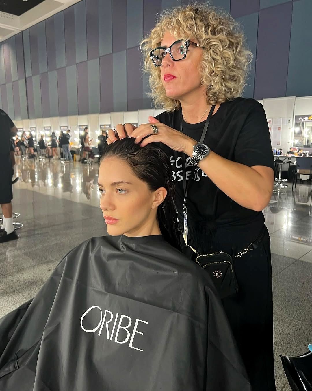 Mònika trabajando en el evento oficial Oribe